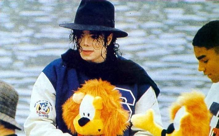 RodriguezNalena's tweet photo. Uno de los mejores recuerdos con mi tío Michael fue la visita a Huis Ten Bosch un parque temático en Nagasaki Japón en 1992. Pasamos un día genial y lo guardo en mi corazón como un momento muy especial. Taj Jackson ❤️
#MichaelJackson #MJFam https://t.co/lgubfcfJ3f
