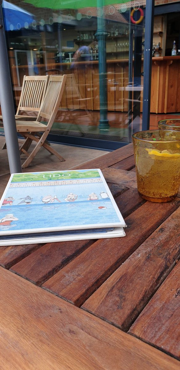 Pollthatch's tweet image. Wonderful to be back at the Thames  Lido #thameslido #alfresco #lunch