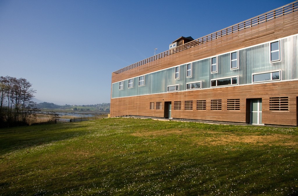 _egoin's tweet photo. El #BirdCenter, situado en la biosfera de Urdaibai (Bizkaia) 😎, es un gran museo de la naturaleza para disfrutar de las aves. 🦉 Egoin participó en su #construcción en #madera. 🌲 ¿Qué te parece? 😍 

➡️ https://t.co/tIe6NpbjMb https://t.co/ubta1EK5GE