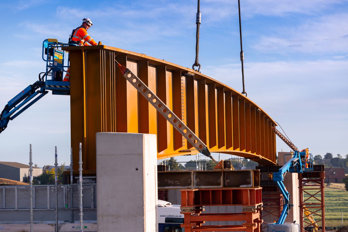 CleveBridgeUK's tweet photo. It took nine weeks to fabricate each bridge, staggered so the entire #fabrication process took 16 weeks from start to finish. We needed that time as the largest girder measured a massive 49 metres long and weighed a hefty 103te. #UKBridge #BridgeBuilding #WeAreCBUK https://t.co/cREBqCtRGz