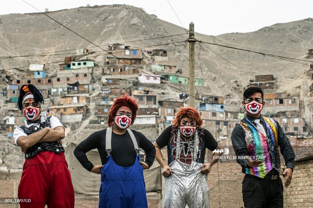 AFPphoto's tweet image. #Peru 
With circuses closed, four clowns in Lima bring the show to people.
📸 Ernesto Benavides 
#AFP