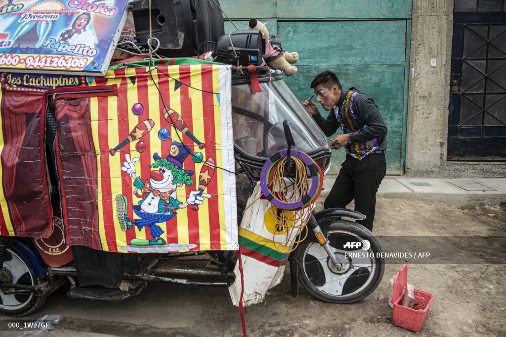 AFPphoto's tweet image. #Peru 
With circuses closed, four clowns in Lima bring the show to people.
📸 Ernesto Benavides 
#AFP