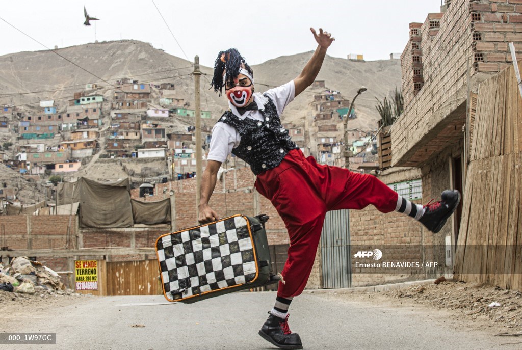 AFPphoto's tweet image. #Peru 
With circuses closed, four clowns in Lima bring the show to people.
📸 Ernesto Benavides 
#AFP