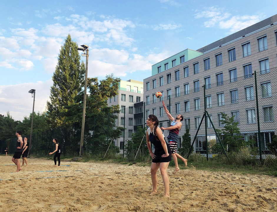 ME__digital's tweet photo. Olympic training at beach Mitte is under way. Just kidding, but we are getting better every time!🏐🏝️

#lifeatfreenetdigital #freenetdigital #afterworkactivities #berlinjobs https://t.co/G5Oos958UE