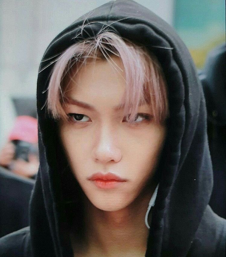 — felix’s resting face; a very hot thread  #StrayKids    #skz