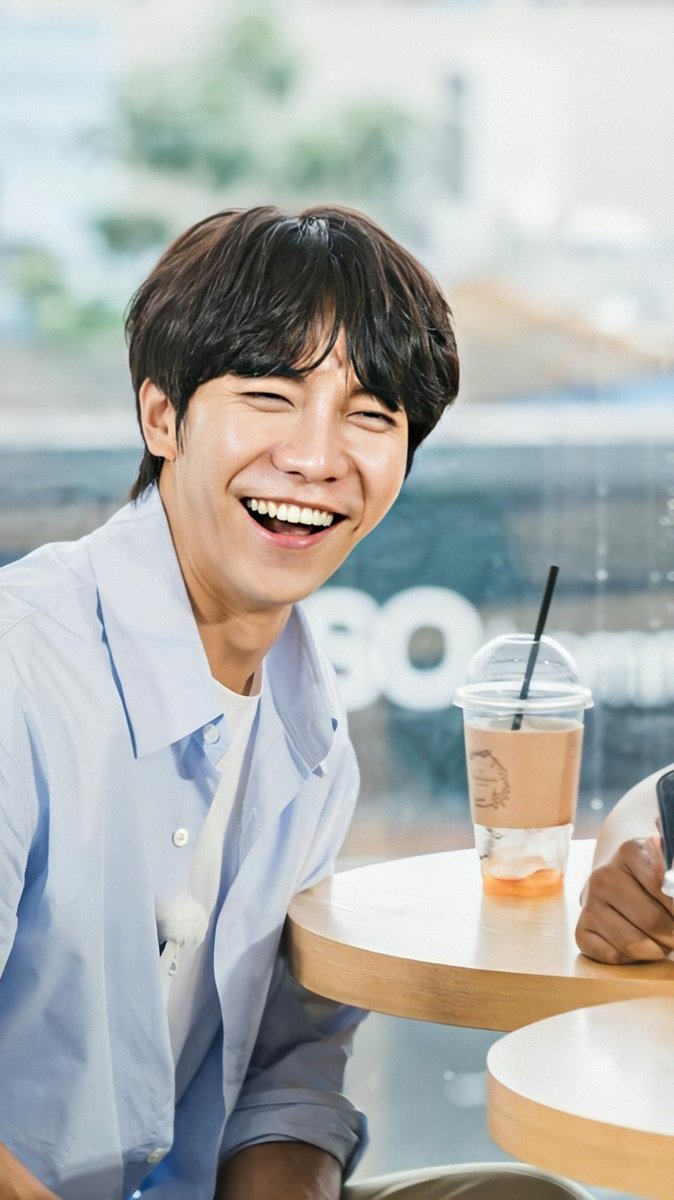 rhoanneairen's tweet photo. why is he so gorgeous?? 😍
i love that his eyes are gone when he smiles so wiiide!! #cheerface 

cr: hometownflex_official (IG)
#이승기 #LeeSeungGi https://t.co/jFxMkehUzo