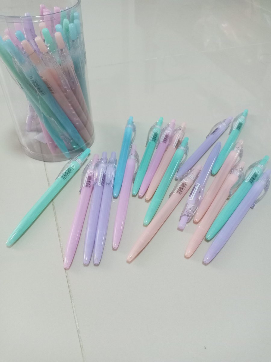 deejayves's tweet photo. 🌻พร้อมส่งมากๆ‼️
ปากกาลูกลื่น 0.5 mm.
แท่งละ 13 บาท 
5แท่ง 65 บาท
พิเศษ‼️10แท่ง 130 บาท พร้อมส่งฟรี!!!
(ขายเพราะแม่ของแม่ค้าซื้อมาเยอะเกิน เลยขอแบ่งขายㅠㅠ)
ค่าส่ง 30.-/40.-

#ปากกา #ปากกาลูกลื่น #อุปกรณ์การเรียน #เครื่องเขียน #ปากกาสี #ปากกาน่ารัก https://t.co/Kpq5q2dABY