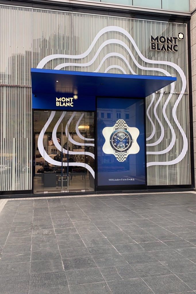 INSTORE_ESP's tweet photo. El icónico logotipo de Montblanc refuerza la imagen de la marca en sus puntos de venta. #retail #escaparatismo #diseño #boutiques #montblanc
https://t.co/90xXlkU5pY https://t.co/SZTSXz1kdP