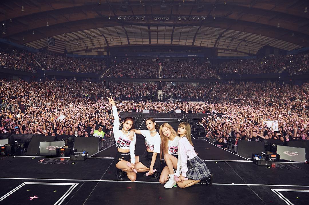 Jsturtle__'s tweet photo. I like all Blackpink moments.  but what I like the most is when they take pictures with Blinks from various cities and countries during their concerts.  Those are moments that cannot be forgotten.

#BESTOFBLACKPINK #BLACKPINK @BLACKPINK @ygofficialblink https://t.co/TaMRIdmPrz