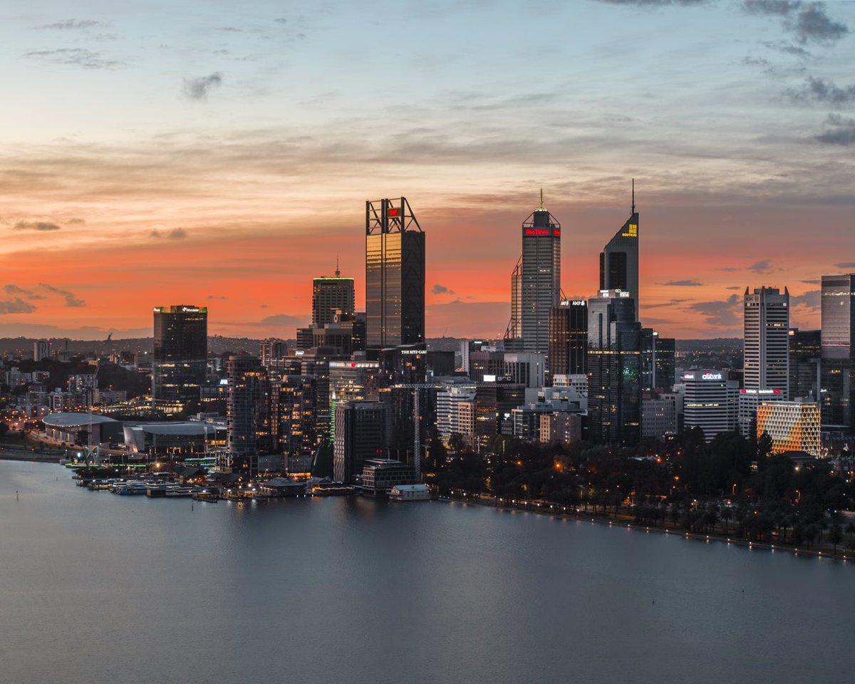 Views 💕
.
.
#cityofperth #visitperth #ospreycreative #skyperth #seeaustralia #sunset #perth #lovemycity #westernaustralia