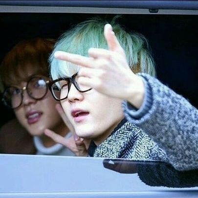 #ARMY_apologize
Hala kaosdan beslendiğimizi unutuyorsunuz unutmayın ki sizin bu halleriniz bizim işimize yarıyor duymayanlar bilmiyenler BTS i duyuyor dinliyor eleştiriyor daha çok yayılıyoruz 😂😂