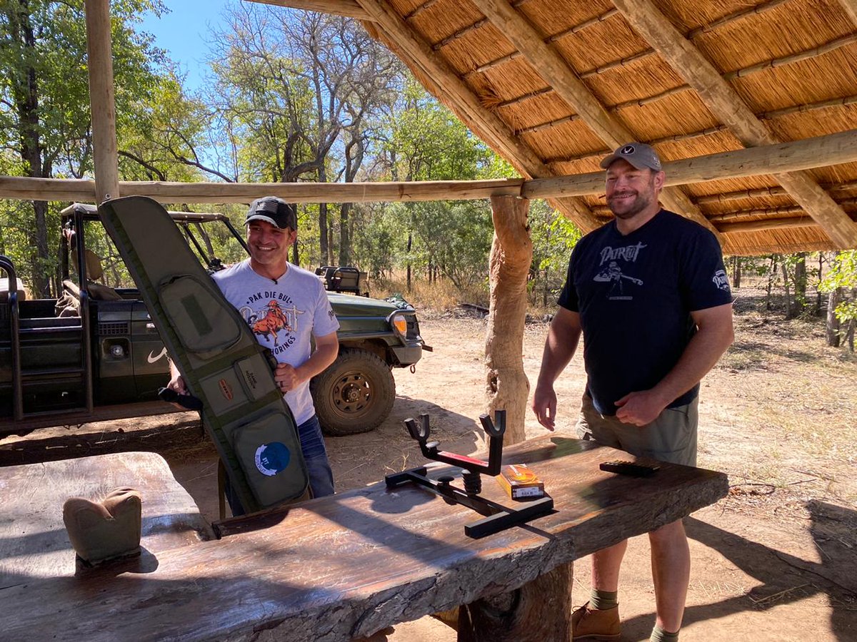 Besig met 'n nuwe opname van Byt &amp; Buskruit, <a href="/adamtasmusiek/">adam tas</a> en @DannaRossouw  glimlag breed. Dankie <a href="/HuntingPatriot/">PatriotApparel</a>, SSG, Rooibaard, Rooikat Liquors