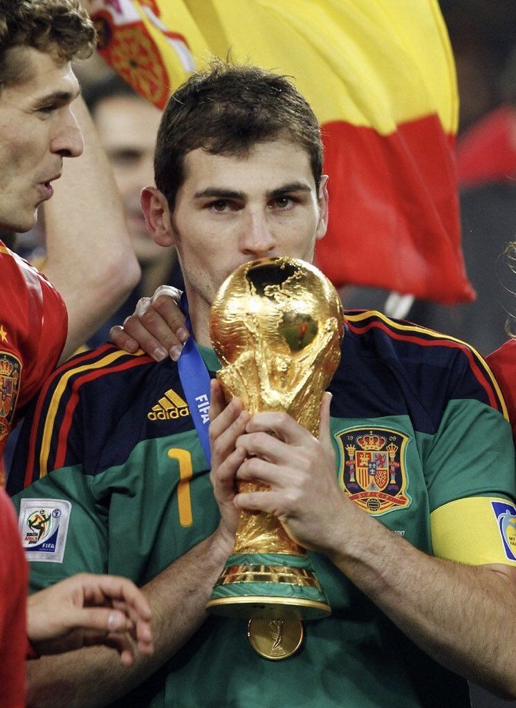 Militarix36's tweet photo. Hoy, se retira el capitán y uno de los pilares fundamentales de toda una generación de futbolistas que tocó la gloria en 2010.

Se retira el mejor portero de la historia, se retira Don Iker Casillas "El Santo" 

#Grac1as ❤ https://t.co/LIZ3x7bDEV