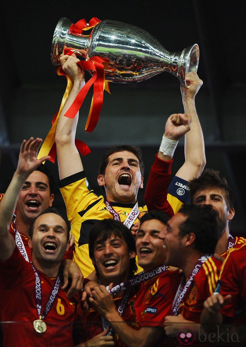 Militarix36's tweet photo. Hoy, se retira el capitán y uno de los pilares fundamentales de toda una generación de futbolistas que tocó la gloria en 2010.

Se retira el mejor portero de la historia, se retira Don Iker Casillas "El Santo" 

#Grac1as ❤ https://t.co/LIZ3x7bDEV