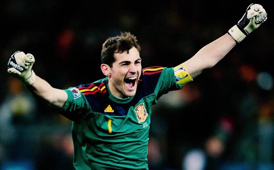 2010MisterChip's tweet image. HOY SE RETIRA DEL FÚTBOL EL MEJOR PORTERO DE TODOS LOS TIEMPOS...

... y no hay palabras para agradecerte todo lo que has hecho por este maravilloso deporte. Te deseo tanta felicidad en tu nueva vida como la que nos regalaste a todos los aficionados durante tus 22 años de carrera