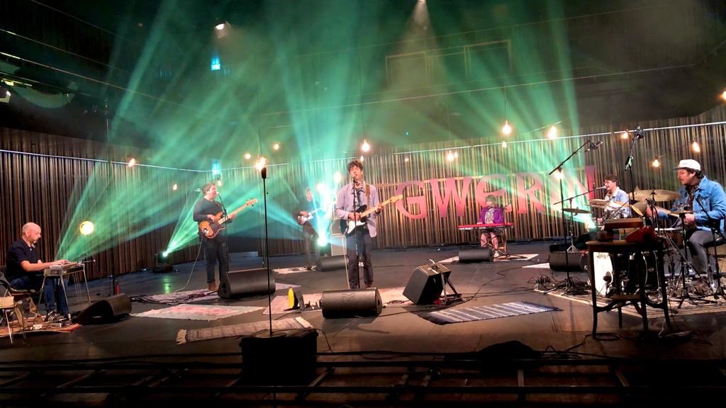 Cowbois Rhos Botwnnog: Tŷ Gwerin o Bell.  Nos Iau <a href="/eisteddfod/">eisteddfod</a> <a href="/BBCRadioCymru/">Radio Cymru</a>  <a href="/Celf_Cymru/">Cyngor Celfyddydau Cymru</a>