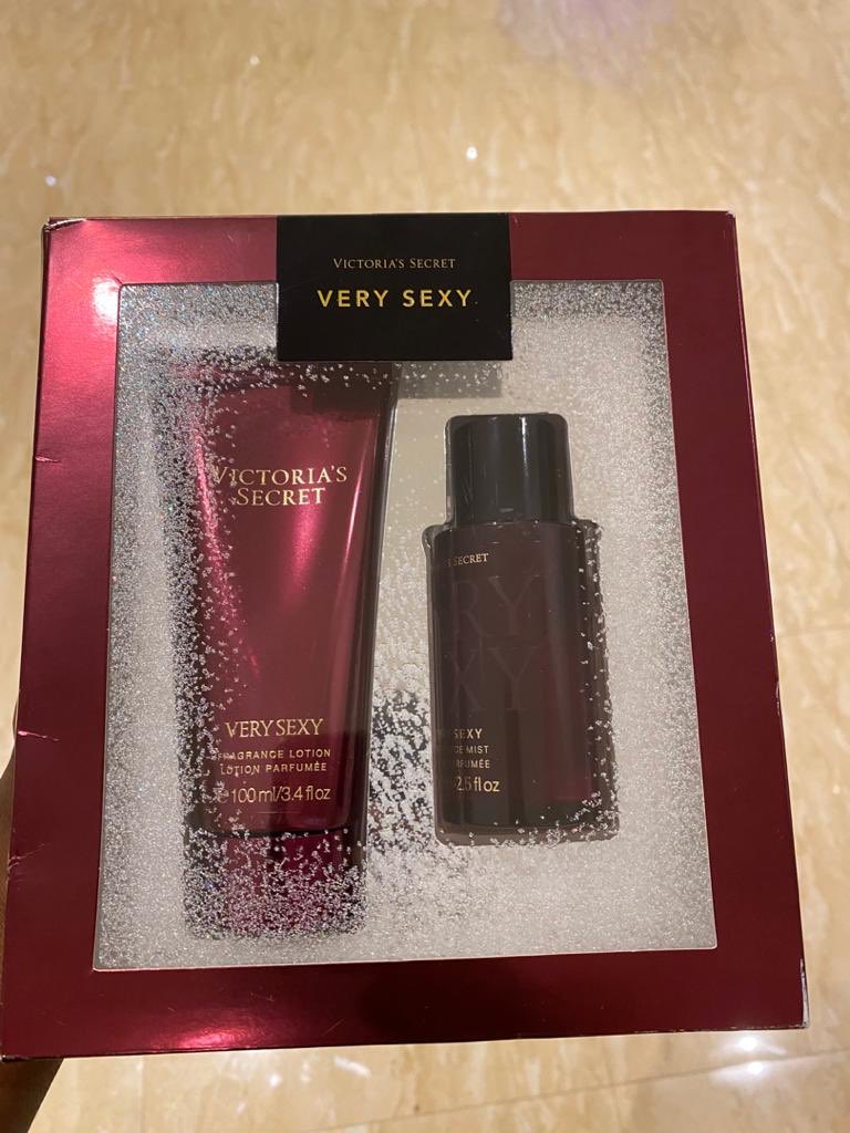 Perfume_bargh's tweet image. Victoria secret (Very Sexy❤️❤️) Gift set available
   Price : 120gh 🦋🦋
Very sexy fragrance (LOTION ) 
Very Sexy fragrance (Body Mist) 

Follow us 
Slide-in our Dm / 📞0241759488

Kind of support a sister’s hustle by sharing 
#ShattaTuesdayMarket #StudentTimeMatters #perfumeshop