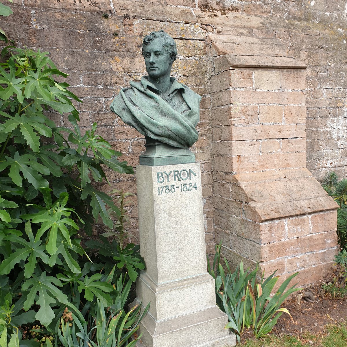AlanThetownsman's tweet photo. A fine picnic and a stroll around the old Abbey with the youngest and supreme picnic (And pot noodle) maker... actually found something to photo which I haven't seen before... the devil himself... #byron #newsteadabbey #madandbad https://t.co/HWm5LdoZFo