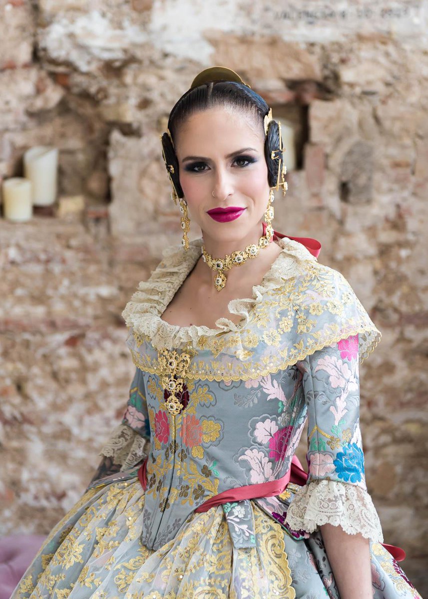 Hoy queremos felicitar por su cumpleaños a nuestra FFMM, ALMUDENA ROMERO PRATS. 
Deseamos que pases un maravilloso día, y lo celebres en compañía de tus amigxs y seres queridos.
‼️Un beso de toda tu comisión‼️