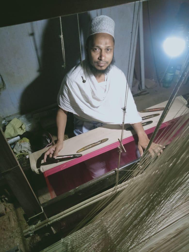 FnSbuzz's tweet image. Let’s weave hope together ! Meet Uma Shankar Pathak ji weaver &amp;amp; manufacturer of #banarasiloom ! On coming #NationalHandloomDay he urged @TexMinIndia &amp;amp; @smritiirani to help weavers #savehandloom fashionnstylebuzz.com/?p=6073 @fdciofficial @madhujain_in @RahulMishra_7