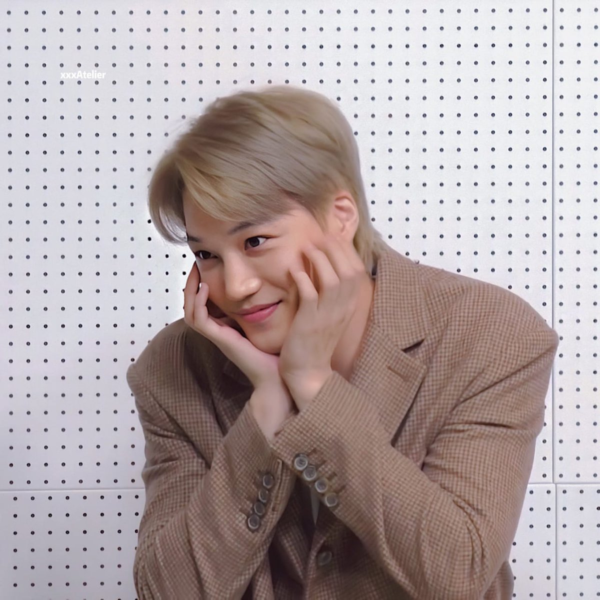 jforkai's tweet photo. Kai listen to me, there's a lot of people in this world loving you! So don't be afraid we all here for you! Eat a lots of food, sleep well, also don't forget to keep your health! I love you more more more and moreee!! You are my happiness, my life, my world❤ #AlwaysStandWithKai https://t.co/S9eav94Tgk
