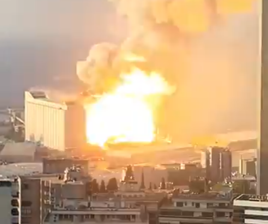 quantian1's tweet image. CHEMISTRY FACT: Explosives have characteristic "detonation velocities" at which shockwaves expand.  Smartphone video records at 30 FPS, so the adjacent frames here suggest the front expands at ~100 m/(1/30 sec), or 3,000 m/sec.  Consistent with ammonium nitrate, not black powder.