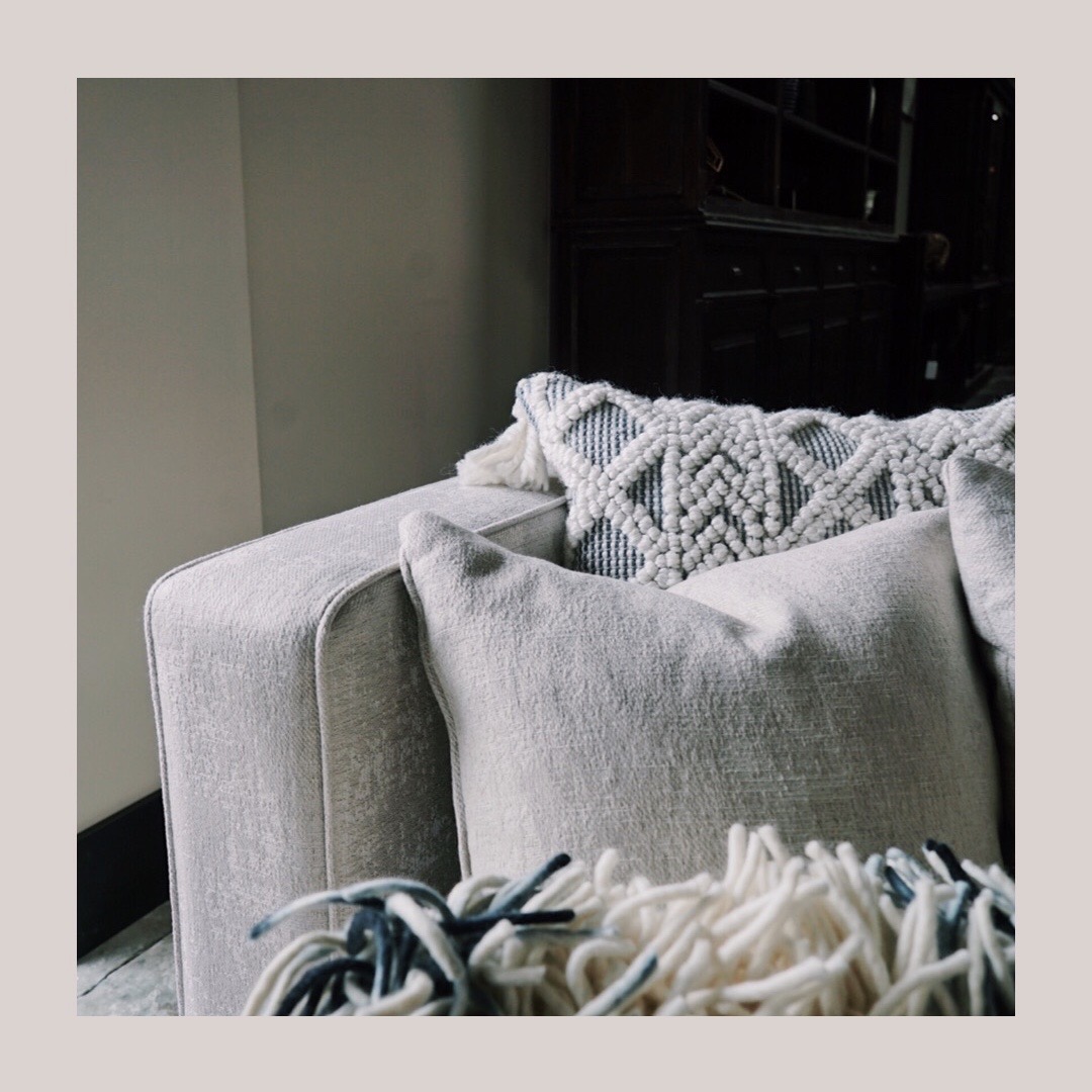 We're ready to cozy up in these textured neutral pillows by Loloi! 😍 
Vignette by Samantha Brandt
.
.
.
#tulsainteriordesign #tulsainteriors #interiordesigners #modernhomes #interiordesignschool