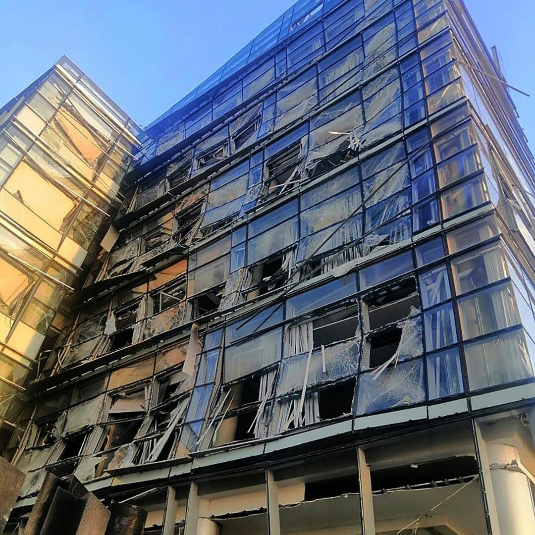 bbcnewspidgin's tweet photo. One large explosion don scata area for Beirut, di Lebanon capital.
Lebanon's Health Minister Hamad Hasan say di explosion don cause "very high number of injuries", acoording to local tori pipo LBC. https://t.co/rZUKQERQzk