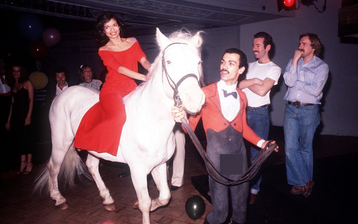 SoyGerardCortez's tweet photo. *En los 70 Bianca Jagger llegó sobre un caballo a Studio 54, era su fiesta de cumpleaños organizada por el gran diseñador Halston ♥️ Obvio vestía la marca y pasó a la historia del glam setentero. https://t.co/Ekhlddo0Os