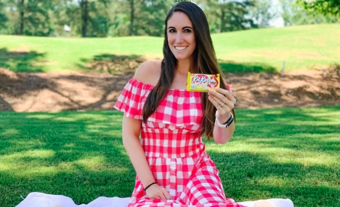 shespeaksup's tweet photo. Have you tried the new @KitKat_US flavor? Enter our #ApplePieKitKat giveaway to win 6 bars and a @Walmart gift card! #AD #FoundAtWalmart https://t.co/gv0VjVgNlr https://t.co/OWqODCtfqY