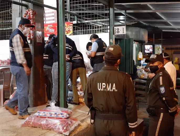 AgriculturaEc's tweet photo. .@AgriculturaEc junto con @AgrocalidadEc, UPMA y representantes ganaderos realizan operativos de control de leche con la toma de muestras a diferentes marcas  pasteurizadas para análisis de calidad e inocuidad en el mercado Montebello de Guayaquil #ProtegemosLoQueConsumes https://t.co/oOn1jl2eik