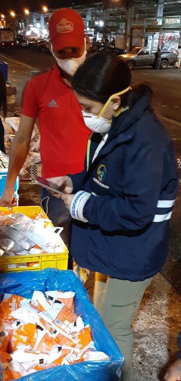 AgriculturaEc's tweet photo. .@AgriculturaEc junto con @AgrocalidadEc, UPMA y representantes ganaderos realizan operativos de control de leche con la toma de muestras a diferentes marcas  pasteurizadas para análisis de calidad e inocuidad en el mercado Montebello de Guayaquil #ProtegemosLoQueConsumes https://t.co/oOn1jl2eik