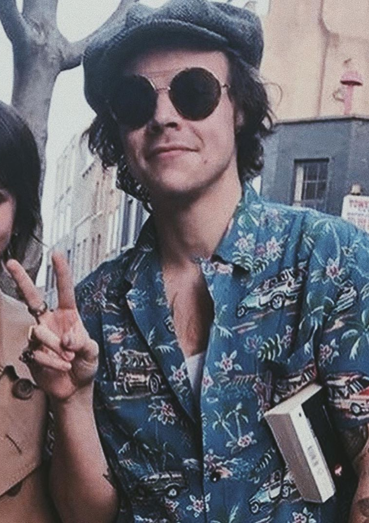 picshs's tweet photo. his cute patterned Hawaiian shirts. https://t.co/Da4ujCmJXp