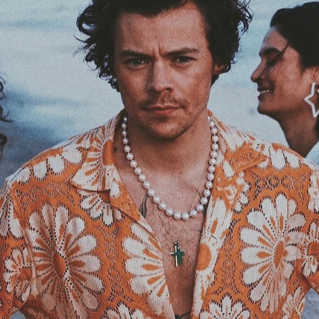 picshs's tweet photo. his cute patterned Hawaiian shirts. https://t.co/Da4ujCmJXp