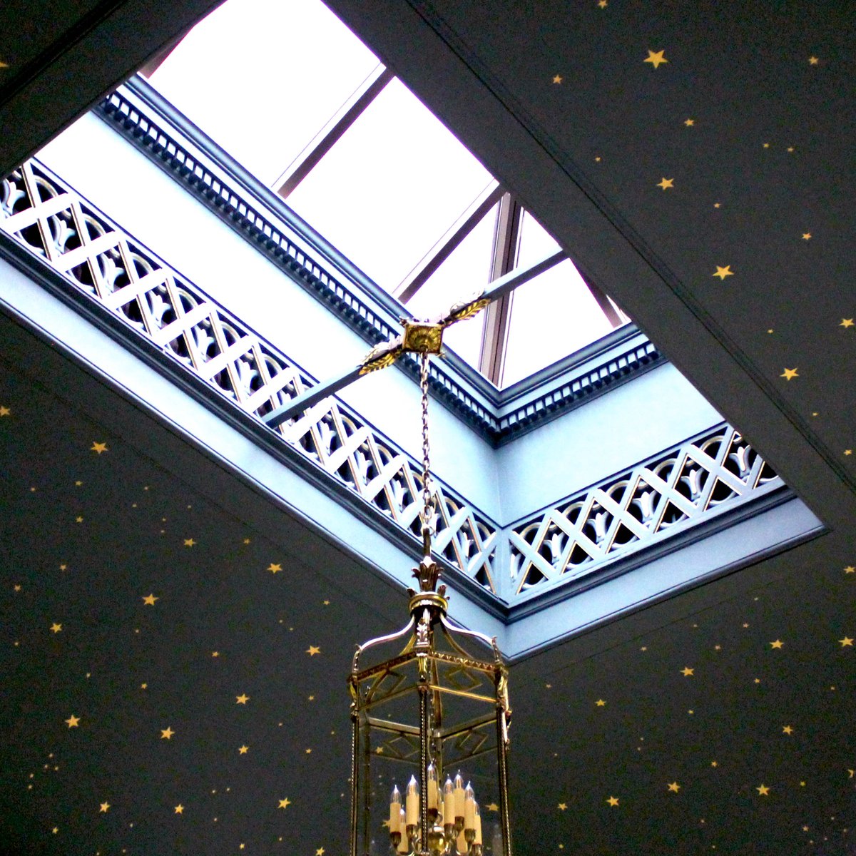 JohnCanningCo's tweet photo. Details from the restoration of the #HartfordJDCourthouse. Ornamental plaster grilles were replicated and the color scheme and gilded stars reinstated.
#ItsAllAbouttheDetails #OrnamentalPlaster #DecorativePaint #ArchitecturalArts #HartfordHasIt #PreservationCT #HistoricHartford https://t.co/Yec58V6Ikr