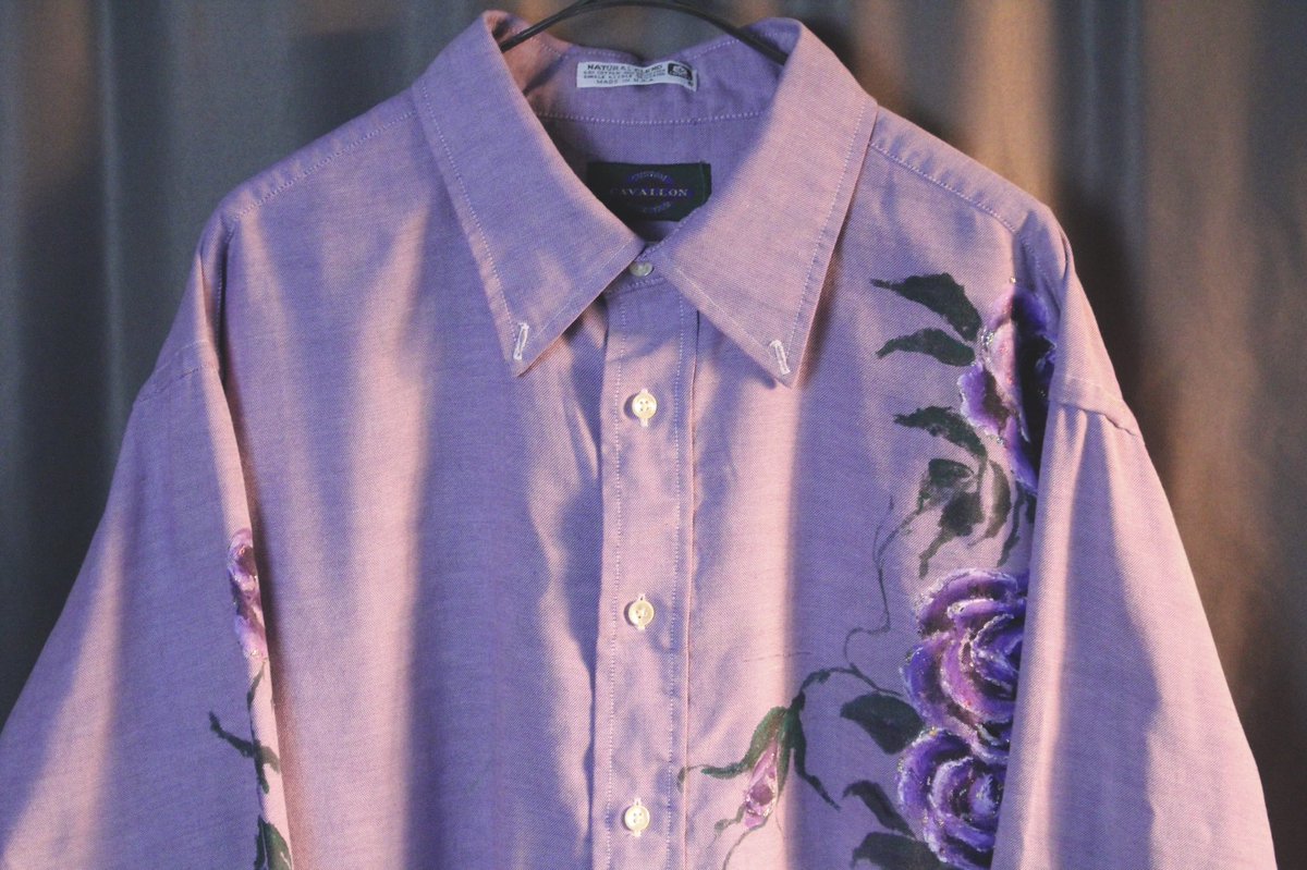used_honnou's tweet photo. 【🍉online new update🍉】

🌹薔薇のペイント🌹

・

淡い朝焼けのような紫色のベースに
美しく咲いた薔薇のペイントが映えるアーティスティックなシャツ。

かなりレベルの高いシャツです...💯💯

・

▼online store▼
https://t.co/OcJwxggqzh https://t.co/Q6eRMdhG9q