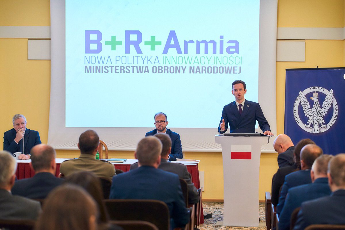 MarcinOciepa's tweet image. Rozmawiamy o Nowej Polityce Innowacyjności @MON_GOV_PL na naradzie z centrami B+R przemysłu zbrojeniowego, @PGZ_pl, @NCBR_pl, @exatel_pl, @Lukasiewicz_pl w podwarszawskim Helenowie. #BadaniaRozwójArmia
