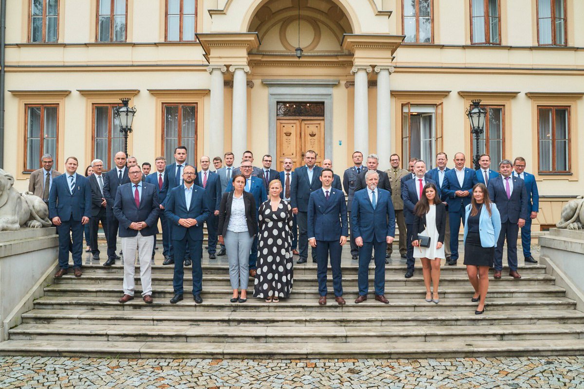 MarcinOciepa's tweet image. Rozmawiamy o Nowej Polityce Innowacyjności @MON_GOV_PL na naradzie z centrami B+R przemysłu zbrojeniowego, @PGZ_pl, @NCBR_pl, @exatel_pl, @Lukasiewicz_pl w podwarszawskim Helenowie. #BadaniaRozwójArmia