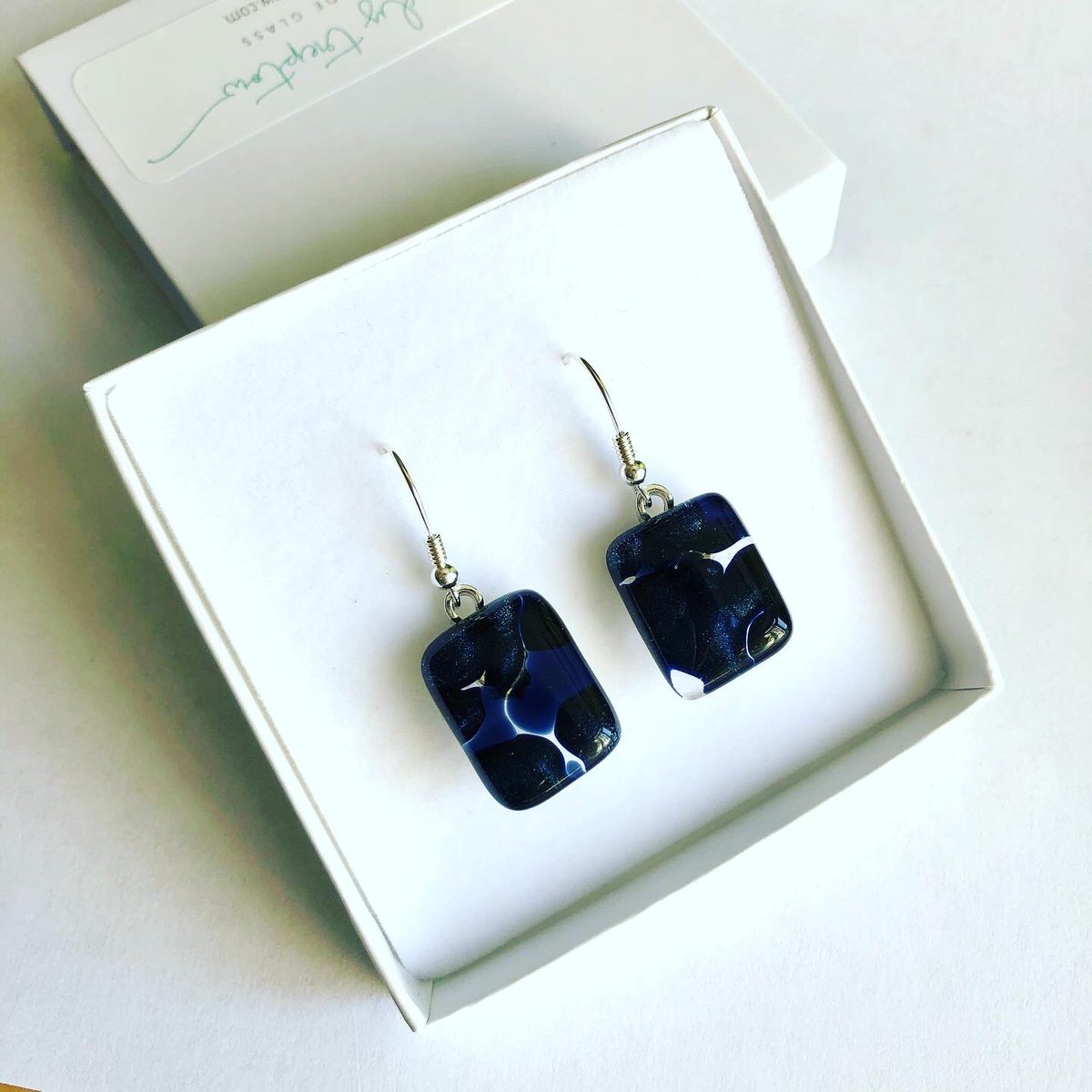 treptowglass's tweet photo. Some lovely jewellery making it into the post today. I love the bright red, but also the subtle blue glitter bubbles fused for eternity. 

Part of my Etsy sale of 20% off all necklaces and earrings.
https://t.co/Zi330YdD80
#glitterbubbles #love #glitterearrings #handmadeearrings https://t.co/6R8tl43sCT