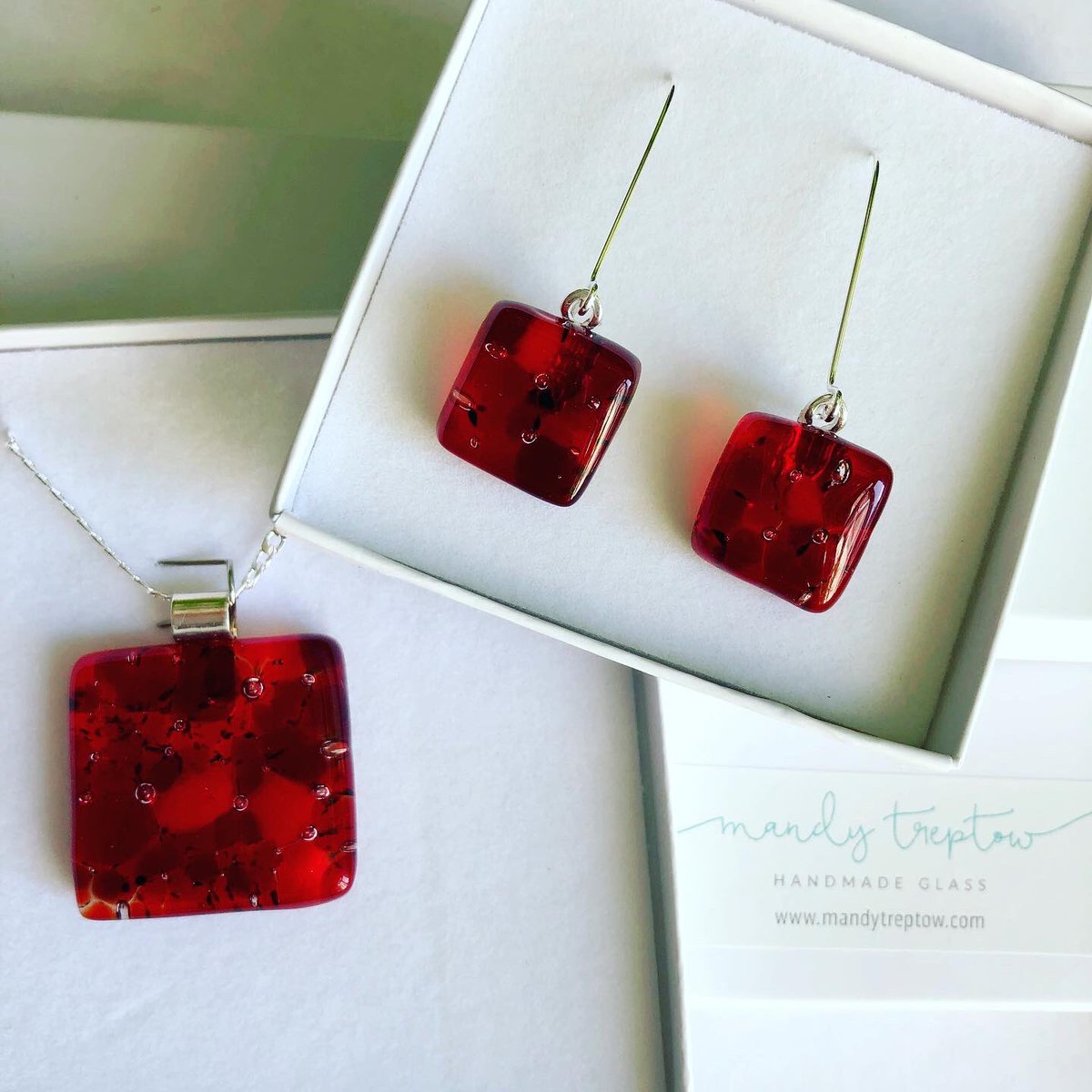 treptowglass's tweet photo. Some lovely jewellery making it into the post today. I love the bright red, but also the subtle blue glitter bubbles fused for eternity. 

Part of my Etsy sale of 20% off all necklaces and earrings.
https://t.co/Zi330YdD80
#glitterbubbles #love #glitterearrings #handmadeearrings https://t.co/6R8tl43sCT