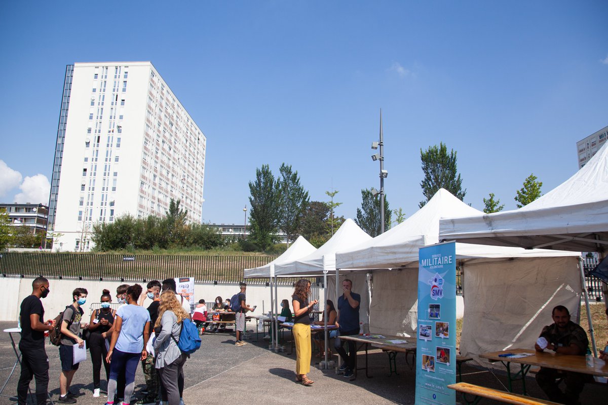 VilledeMetz's tweet photo. La Mission Locale du Pays Messin (@mlpaysmessin) organisait ce midi sur le parvis de La BAM un pique-nique sur le thème de l'emploi et de la formation 🧺. 
Durant ce temps de découverte, les entreprises ont échangé et conseillé les jeunes venus se renseigner 💬. https://t.co/vouTUUJjwl