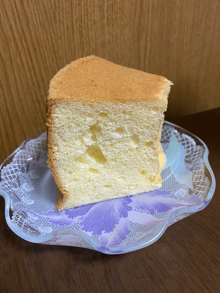 花重 京都 東大阪のお寺さんからお土産をいただきました 八尾のパテシェオカダさんのシフォンケーキです 嫁さんも良く シフォンケーキを焼いてくれますが やはりプロのケーキはひと味違いました 感動しました ありがたいです