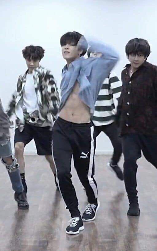 Jungkook’s insane body proportions — a thread