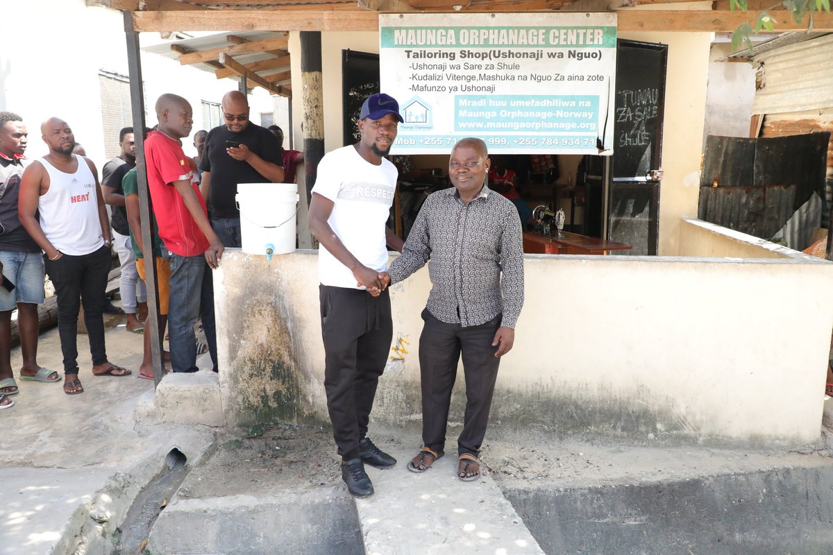 SimbaSCTanzania's tweet photo. Clatous Chama amekabidhi msaada wa Tsh. 1 milioni katika kituo cha watoto yatima cha Maunga kilichopo Kinondoni, Dar ikiwa ni sehemu ya utekeleza wa ahadi yake aliyoitoa jana wakati anakabidhiwa Tuzo ya Mchezaji Bora wa Simba iliyotolewa na mdhamini mkuu SportPesa. #NguvuMoja https://t.co/bZEVkkhrjS