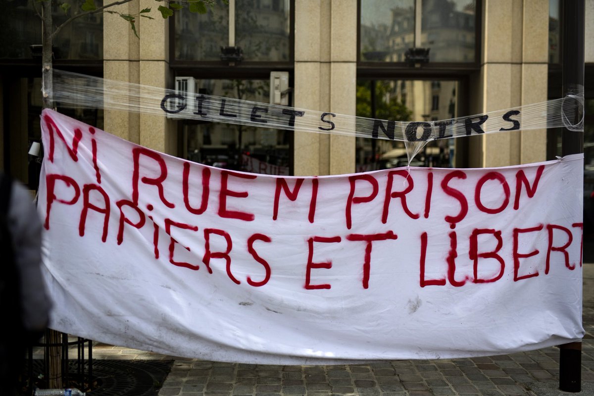 gilets_noirs's tweet photo. 🔴 MANIFESTATION 🔴
Sam. 8 aout 15h - CRA Mesnil-Amelot

LIBERTÉ POUR NOTRE CAMARADE A. 
LIBERTÉ POUR TOUS LES PRISONNIERS 👊🏿

🏴https://t.co/L0k1nbLtWv

--
Photo 📷 Raphael Kessler / Hans Lucas https://t.co/MhfSWXyeNh