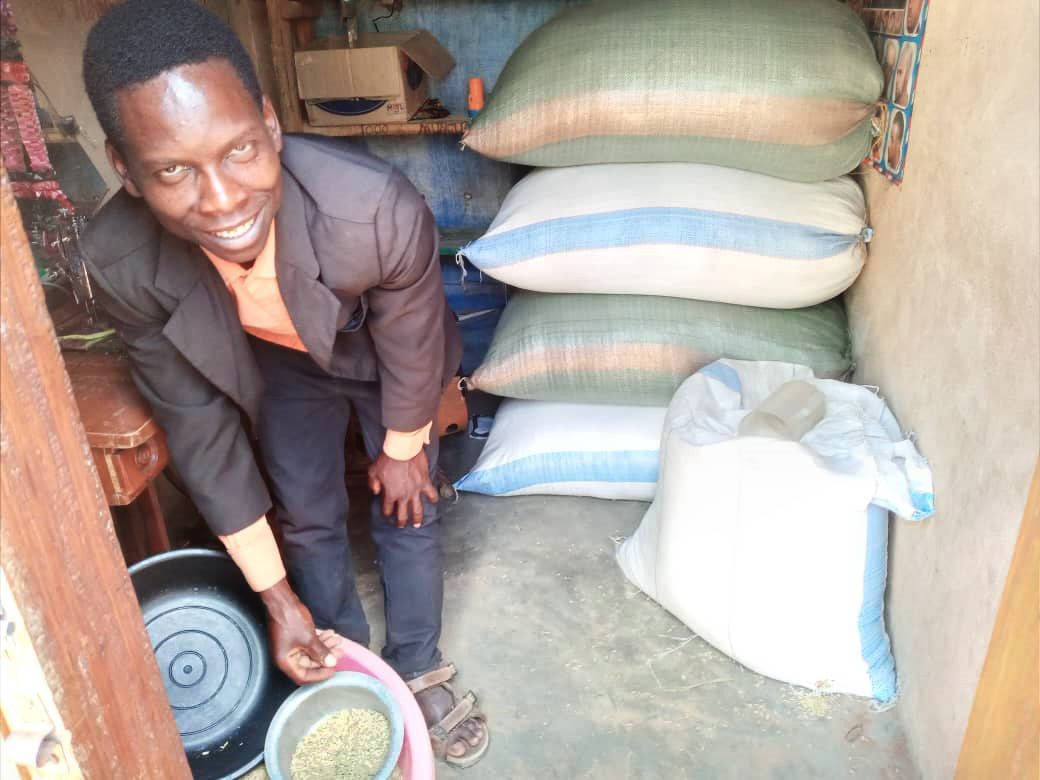 Mobile Schule für Sandawe zeigt Erfolge!
Meshack Dionis ist stolz auf seine erste Reisernte! Er hat letztes Jahr an unserem laufenden Ausbildungsprogramm Mobile Schule für Sandawe Agro-Pastoralisten teilgenommen. Mehr: bit.ly/3i5PpQt