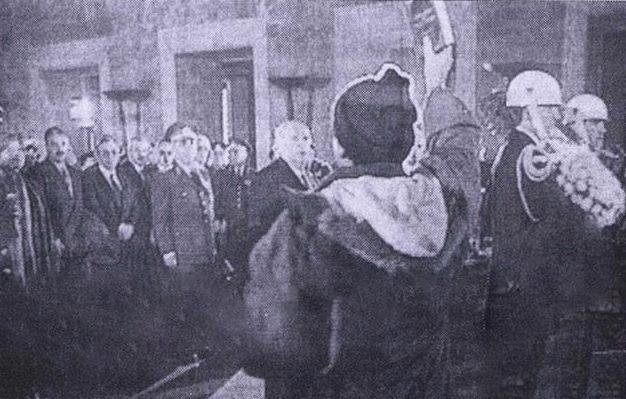 islamistonly's tweet photo. 10 Kasım 1994'de tüm devlet erkanı anıtkabir'de saygı duruşundayken Mahmut Kaçar isimli bir Müslüman Süleyman Demirel'e doğru elindeki Kur'an-ı Kerim'i kaldırarak "Taşlar sizi kurtaramaz. Sizi Kur'an'a davet ediyorum. Putlara tapmayın, Allah'a tapın" demişti.. https://t.co/K99WRk6HwK