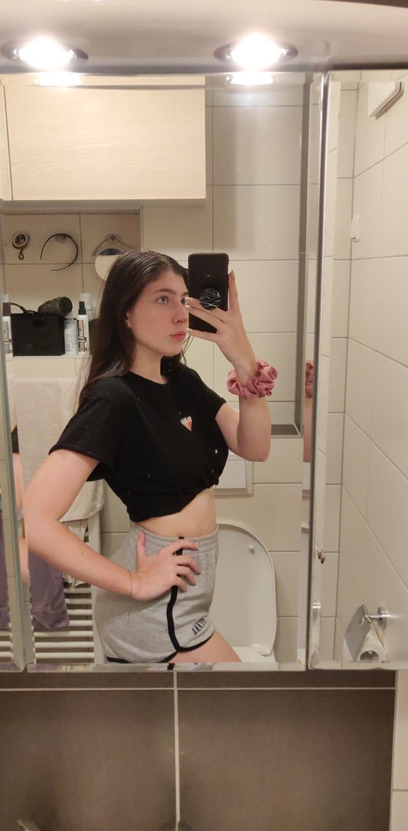 here I put the non edited version that you already saw next to the edited version and then the picture of me relaxed next to it. do you see the problem? i didn& #39;t even edit it heavily. the biggest difference is visible in the stomach area.