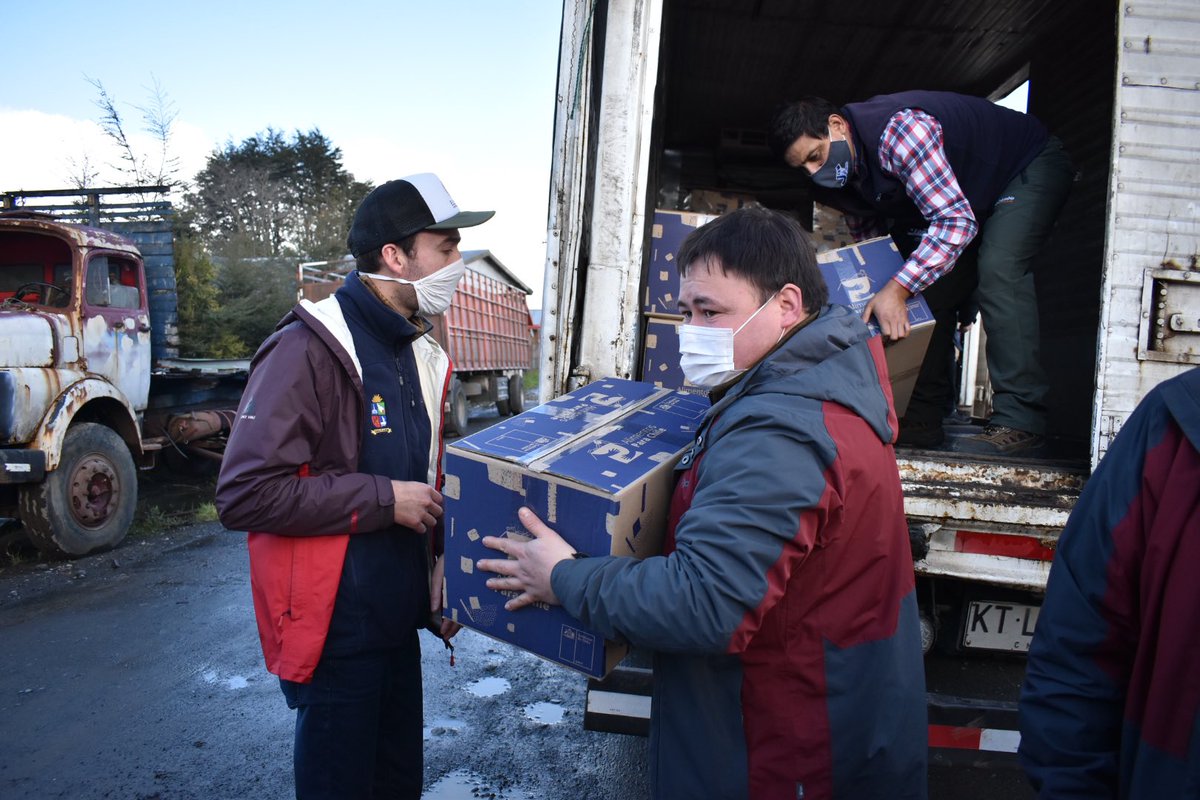 El Gobernador de Chiloé <a href="/Fernandoborquez/">Fernando Bórquez M.</a> junto al alcalde de #Dalcahue <a href="/juanhijerrasero/">juan hijerra seron</a> hicieron entrega de canastas de alimentos a pescadores artesanales de la comuna. #AlimentosParaChile