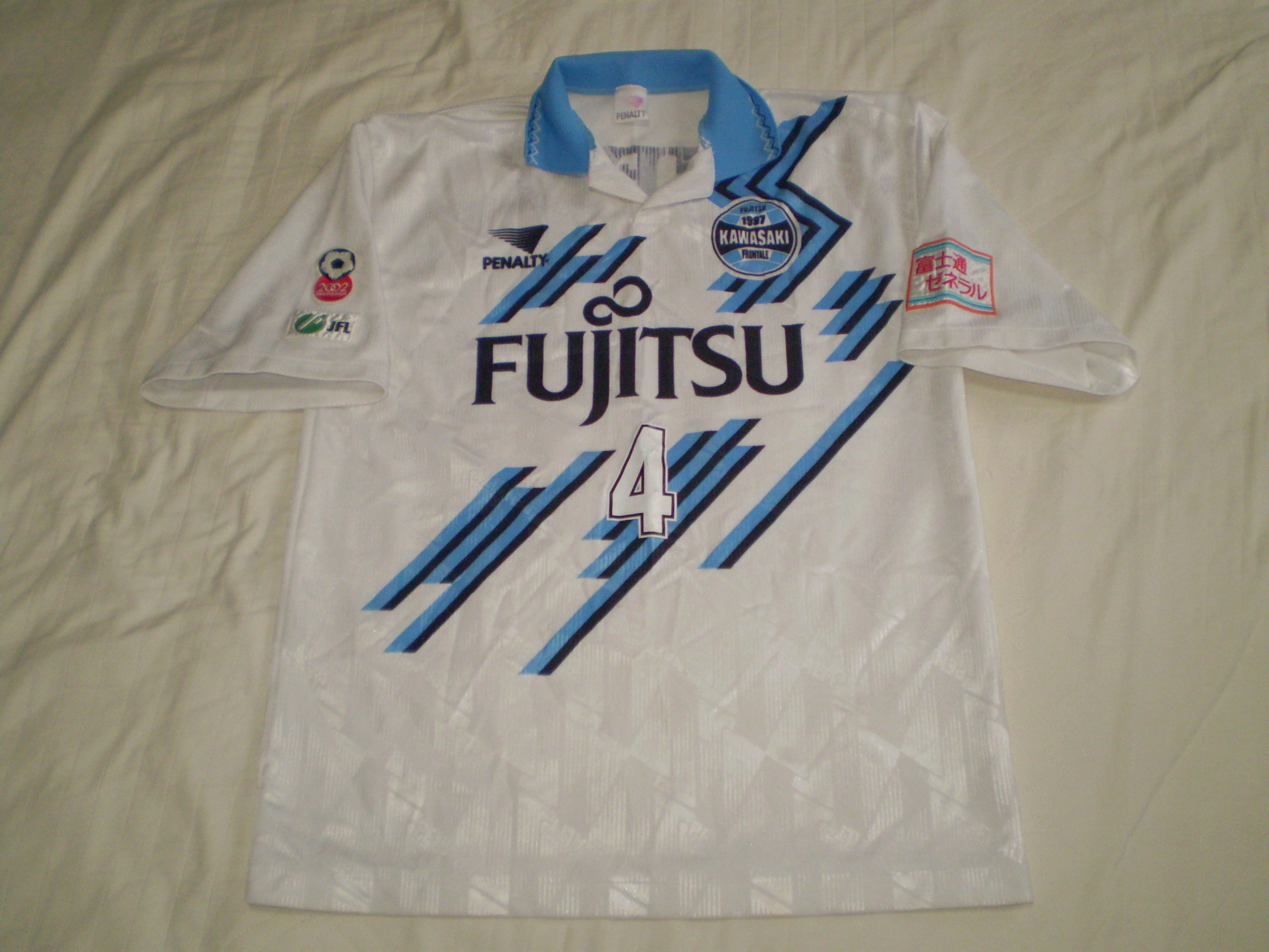 Pupurin18 今日は8月11日 11日なので11番の向島建選手 00年シーズンのアウェイ用ユニフォーム クラブ史上初のj1となったシーズンの物です 現在は川崎 フロンターレの敏腕スカウト 現所属の学卒選手の大半は向島氏がスカウトした選手なので チーム